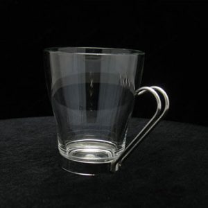 tasse en verre avec anse